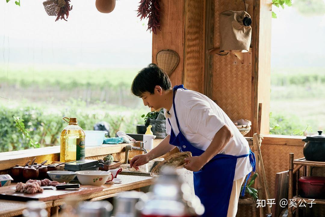 同样走居家好厨子路线谢霆锋与黄磊做饭谁的表演成分居多