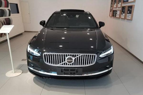 2021沃尔沃s90t8混动版,沃尔沃s90t8混动版 2021款沃尔沃s90到店实拍增轻混系统动力升级