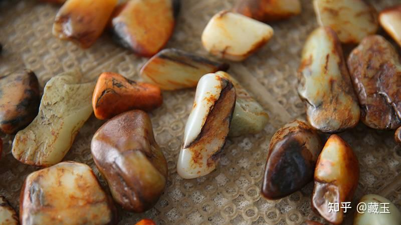 我们知道在籽料这个范畴里,除了和田的籽料,在俄料里也有籽料的存在