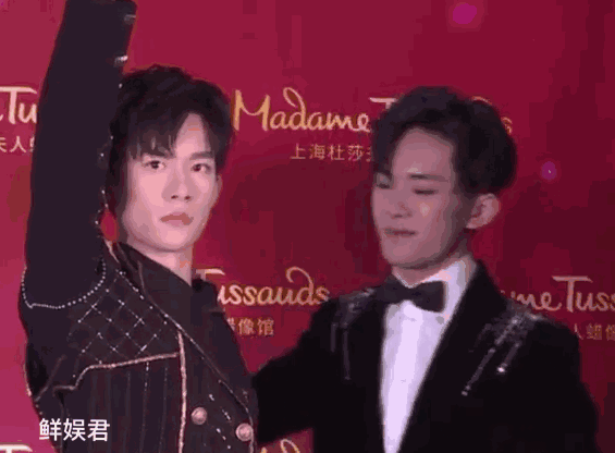 是尴尬而又不失礼貌的微笑了