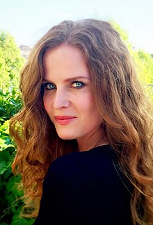 瑞金娜(regina - the evil queen)的姐姐,演员是 rebecca mader