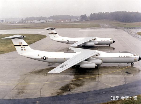 c-141 是帝国空军首款针对货运需求设计的大型喷气式战略运输机 (之前