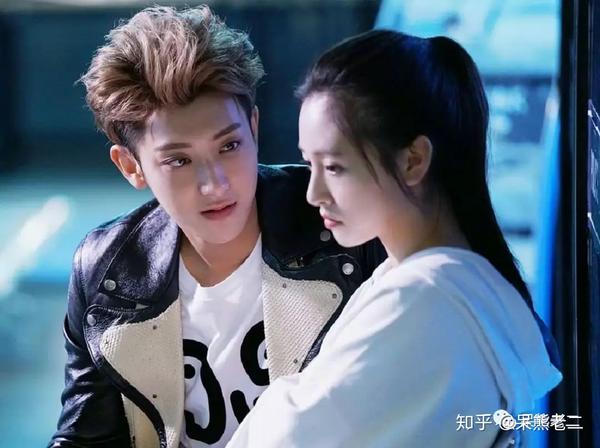 最近闲的无聊没啥看的,微博热搜上一直挂着黄子韬请对#同组女演员好