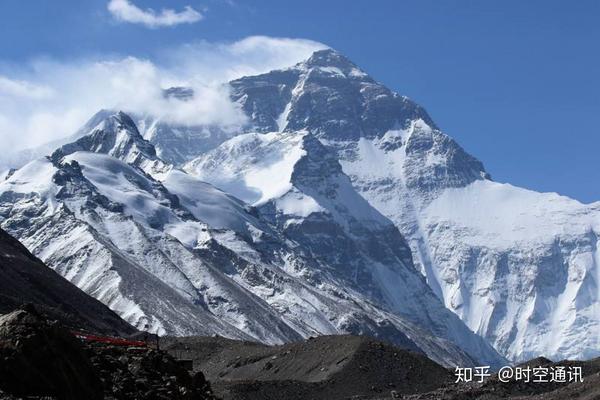 把珠穆朗玛峰移到无重力太空中一根手指头就能够举起它吗