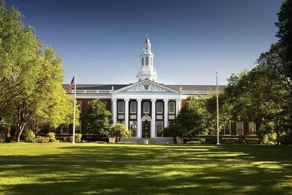 哈佛大学在文学,医学,法学,商学等多个领域拥有崇高的学术地位及广泛