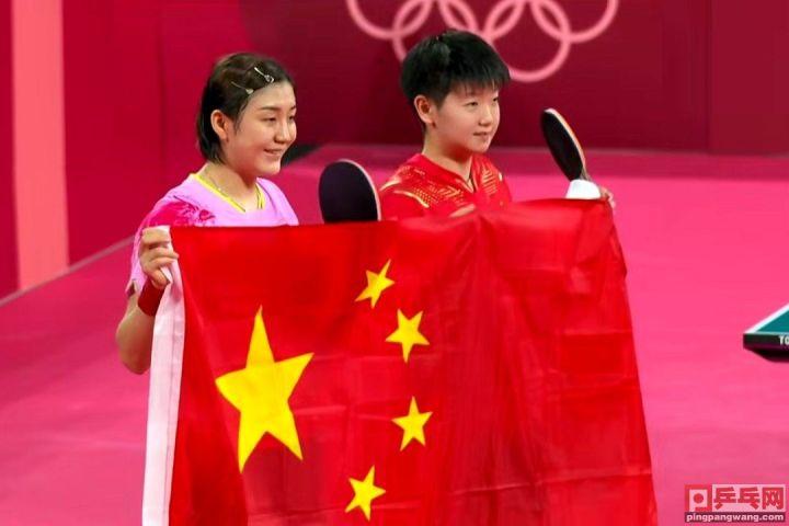 展开五星红旗,奥运冠亚军陈梦孙颖莎,祖国的荣誉高于一切