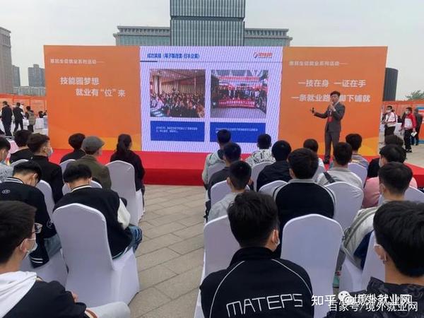 听取精英国际的介绍后,向弟海副秘书长与周朝晖总经理亲切握手,欢迎