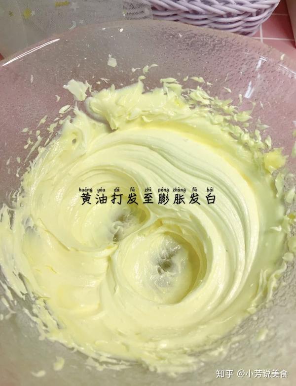 然后用打蛋器将黄油打发至膨胀发白状态.