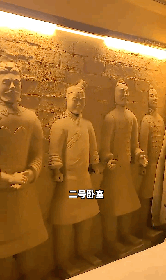 当他想关灯的时候 发现灯是一个无头的兵马俑 他被吓得想从窗户逃跑