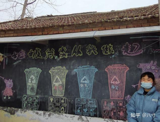 图4方金豫同学和垃圾分类宣传板报合影图5方金豫同学为五年级学生进行