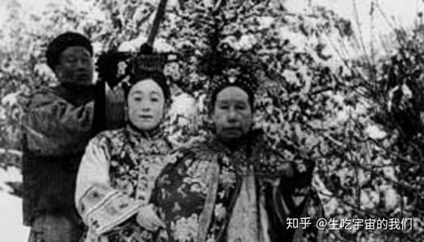 慈禧太后与德龄公主(左,1904年