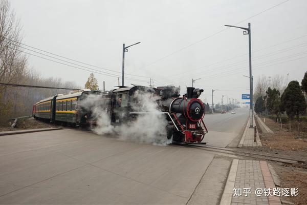 火车一边鸣笛,一边被我们超越,这种体验是前所未有的,到了下一个道口