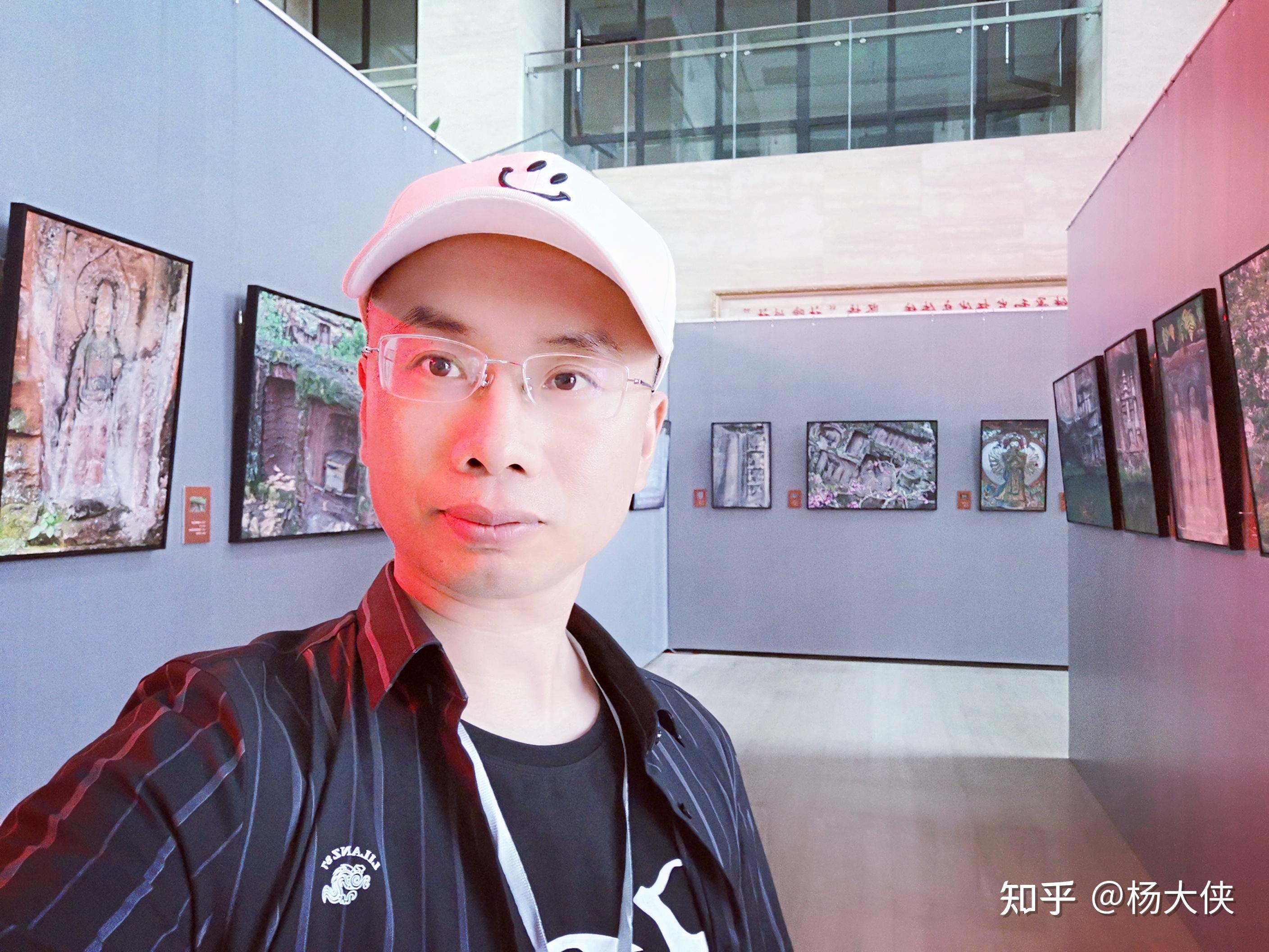 杨大侠杨科在成都参加书画展帽子营造艺术气质