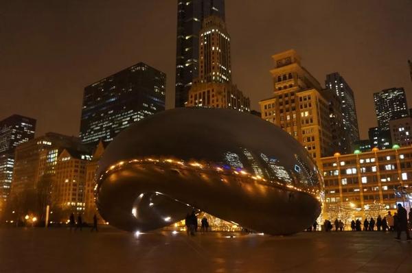 cloud gate by anish kapoor    photo from stardust / dot studio