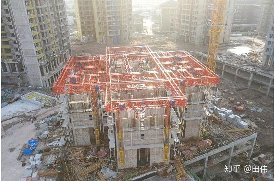 中建三局首创"住宅造楼机"惊艳亮相三公司重庆中建御湖壹号项目!