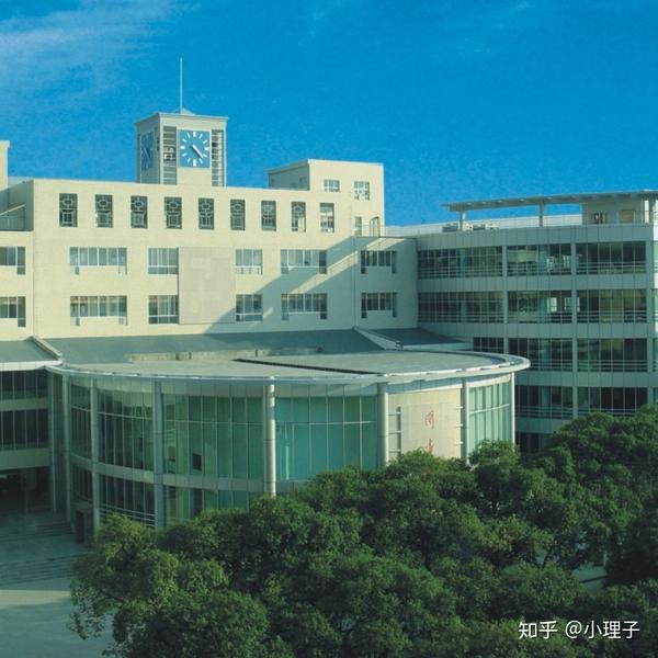 桂林理工大学(屏风校区)正门口综和体育馆田径场basketball