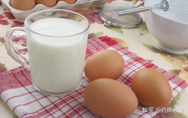 拜登上飞机连摔3次,老年人如何预防跌倒?医生:要特别注意3点