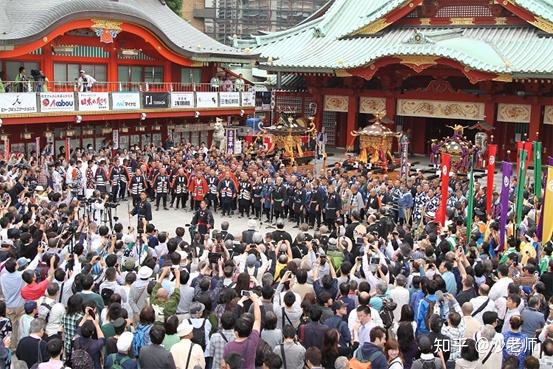 你会看到100多座神轿云集,由300人组成的抬轿队列缓慢穿过神田,日本桥