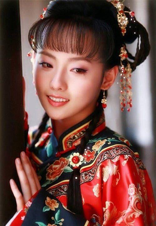 初识张嘉倪是在新版《一帘幽梦》里她饰演的紫菱,当初年纪还小,只