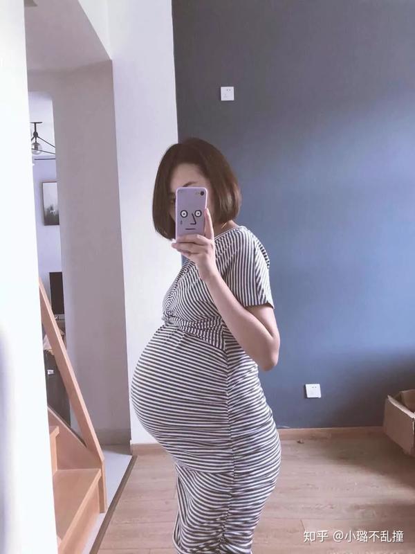 必须要说,孕晚期超级难买衣服,因为肚子很大,体重又飙升,很难在显瘦
