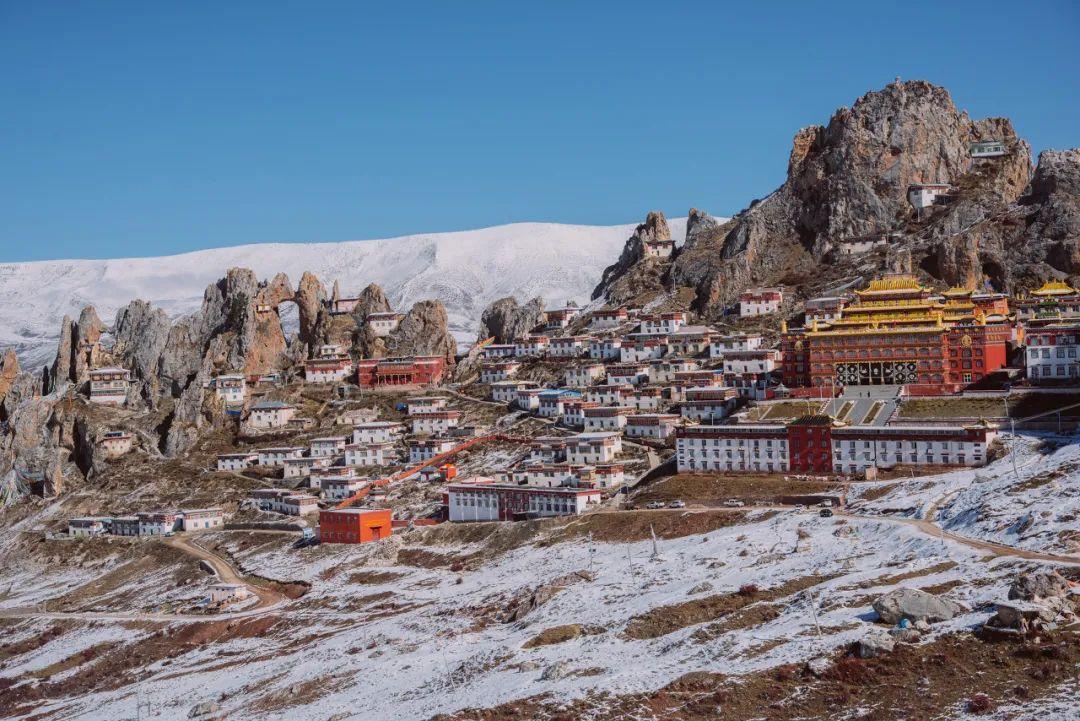 米的高山之巅也是我国最难到达的古寺所以孜珠寺的活佛丁真俄色曾说"