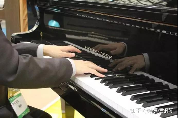钢琴家沈文裕九岁还折指从没专门练过手型