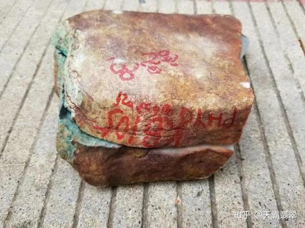 翡翠原石木那杨梅皮飘花料开出三只糯种飘花手镯小赚