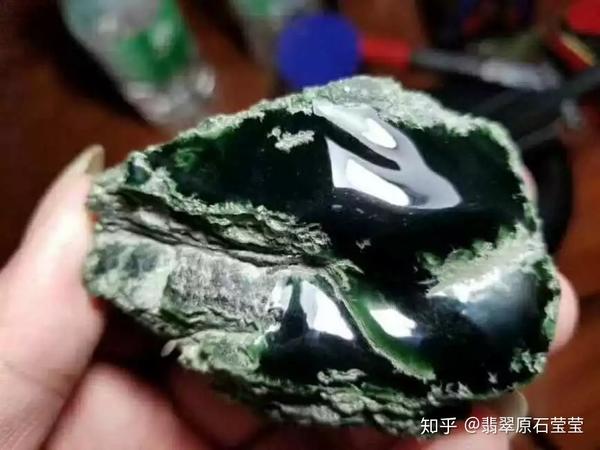 一块开窗的莫西沙翡翠原石,竟切出多颗玻璃种墨翠戒面,真是惊喜啊!