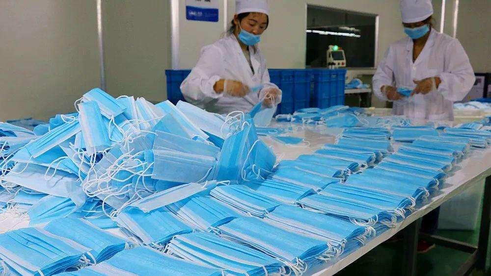 儿 就在前段时间,一条新闻蹿上了热搜:东莞一家口罩厂里库存堆积如山