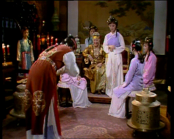 林黛玉初入贾府的时候并没有立马见到男主角贾宝玉,而是从贾宝玉的