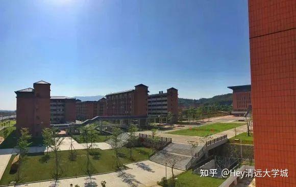 总的来说,附近都是大学.还有一所在建的广东金融学院(本科)