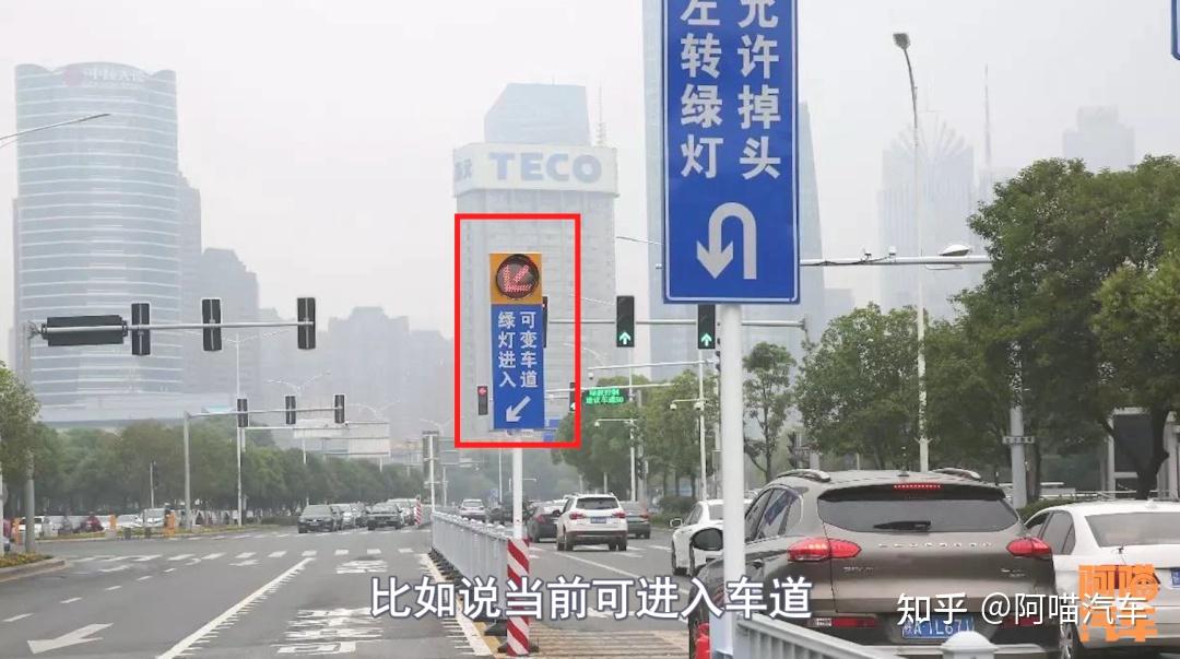 大家只要根据车道路口前面指示牌,就知道自己能否进入借道左转车道了.