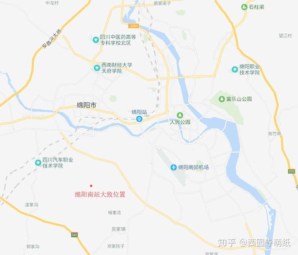 绵阳南站位于绵阳南二环以外,南绕城以内,位置十分偏僻