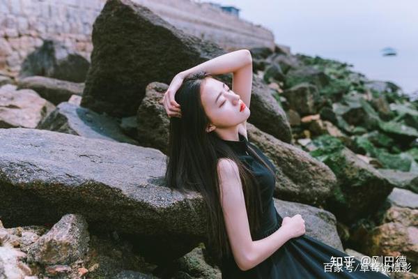 背靠在礁石上,仰起你高昂的头颅,闭上眼睛享受日光浴,一手放在后脑勺