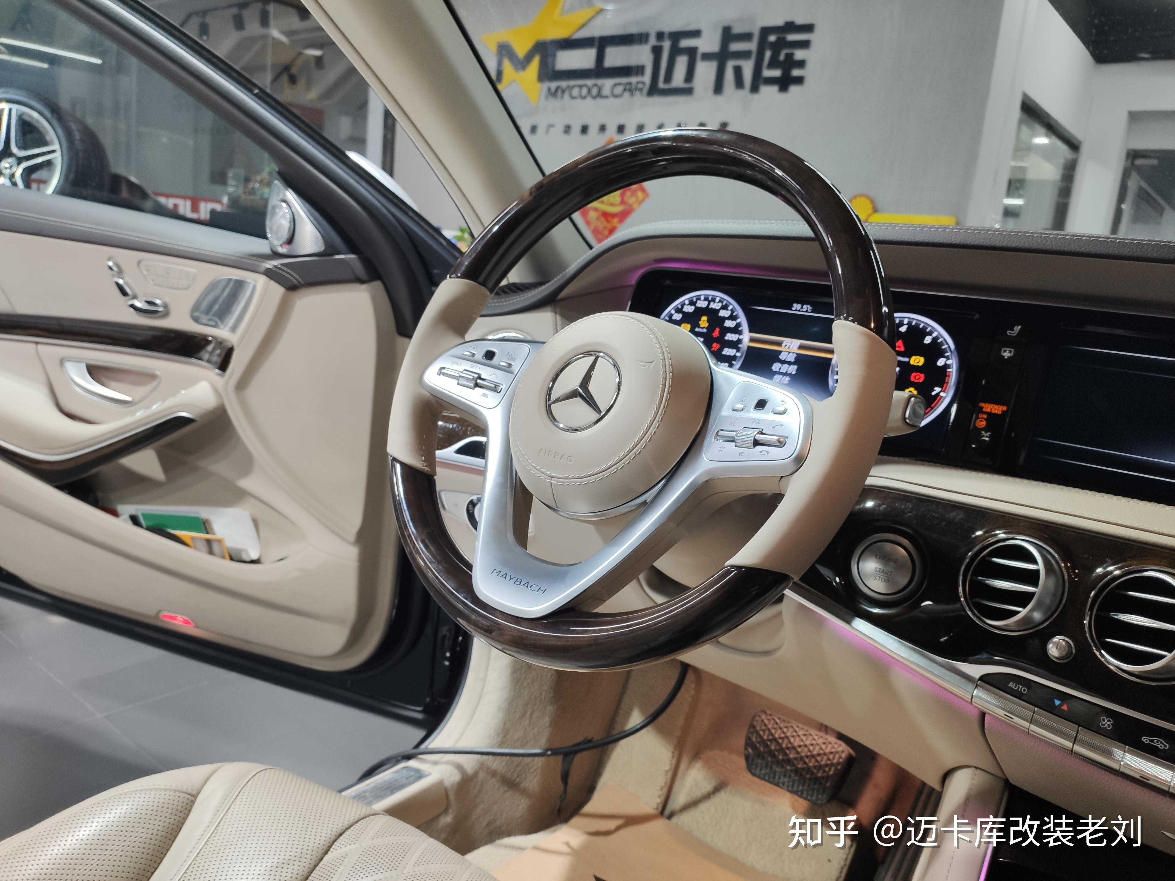 米色内饰的迈巴赫s400成为一代经典车型名不虚传,秀外慧中,典雅大气.