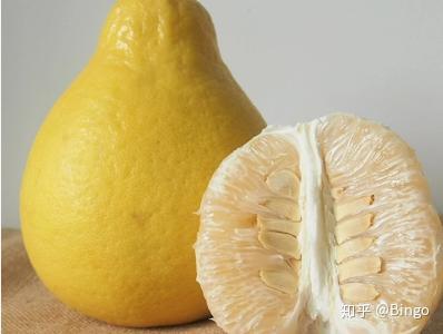 在我们方便买到的品种中,沙田柚拥有饱满种子,我们可以选择这种柚子.
