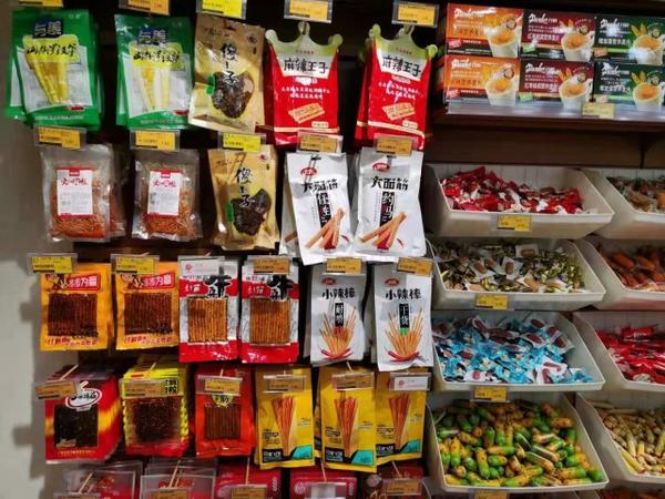 湖南长沙一零食店内多品牌辣条在售,图片为作者拍摄