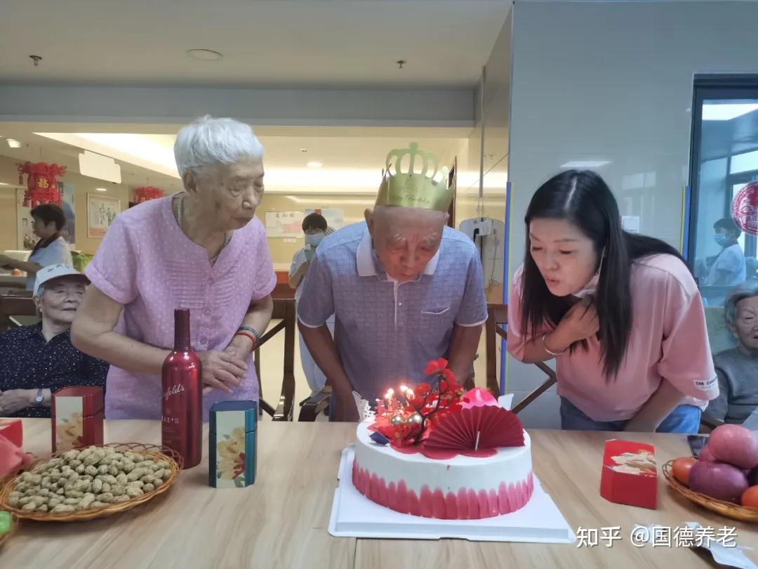 陈云院长又为王爷爷送上生日祝福:"今天王爷爷89岁生日,我代表国德康