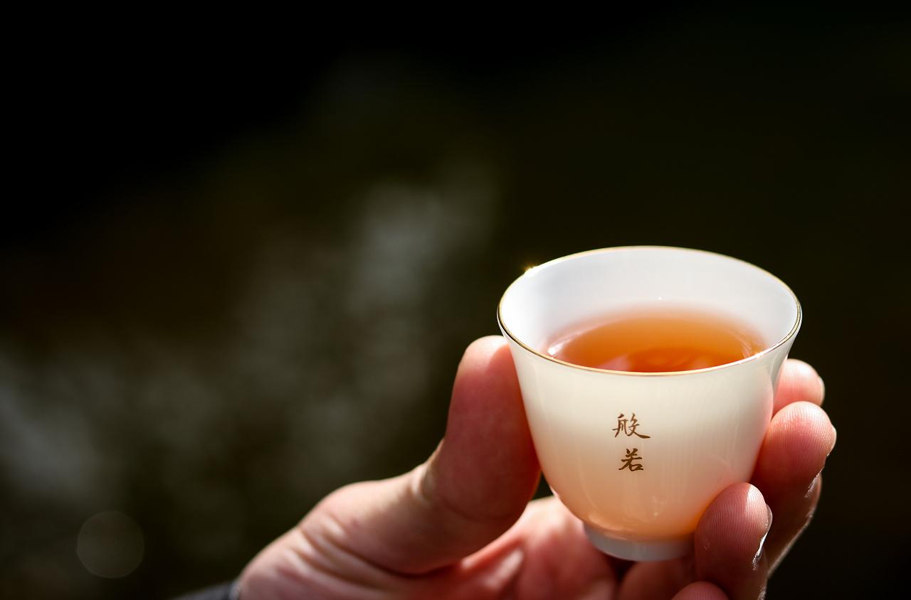 进餐前或进餐中少量饮茶并无大碍,但若大量饮茶或饮用过浓的茶,则会