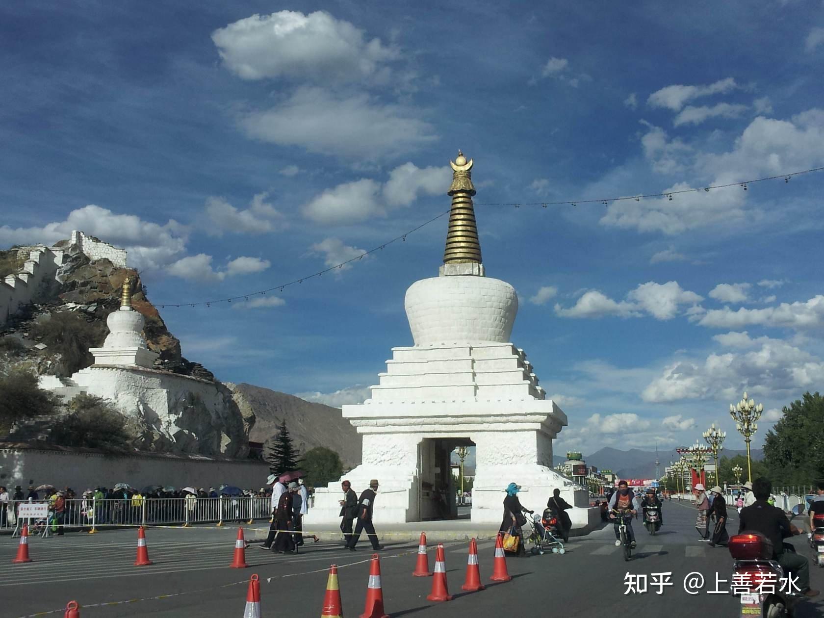 西双版纳的佛寺建筑为什么很多门都是中间劈开的形式类似巴厘岛的善恶