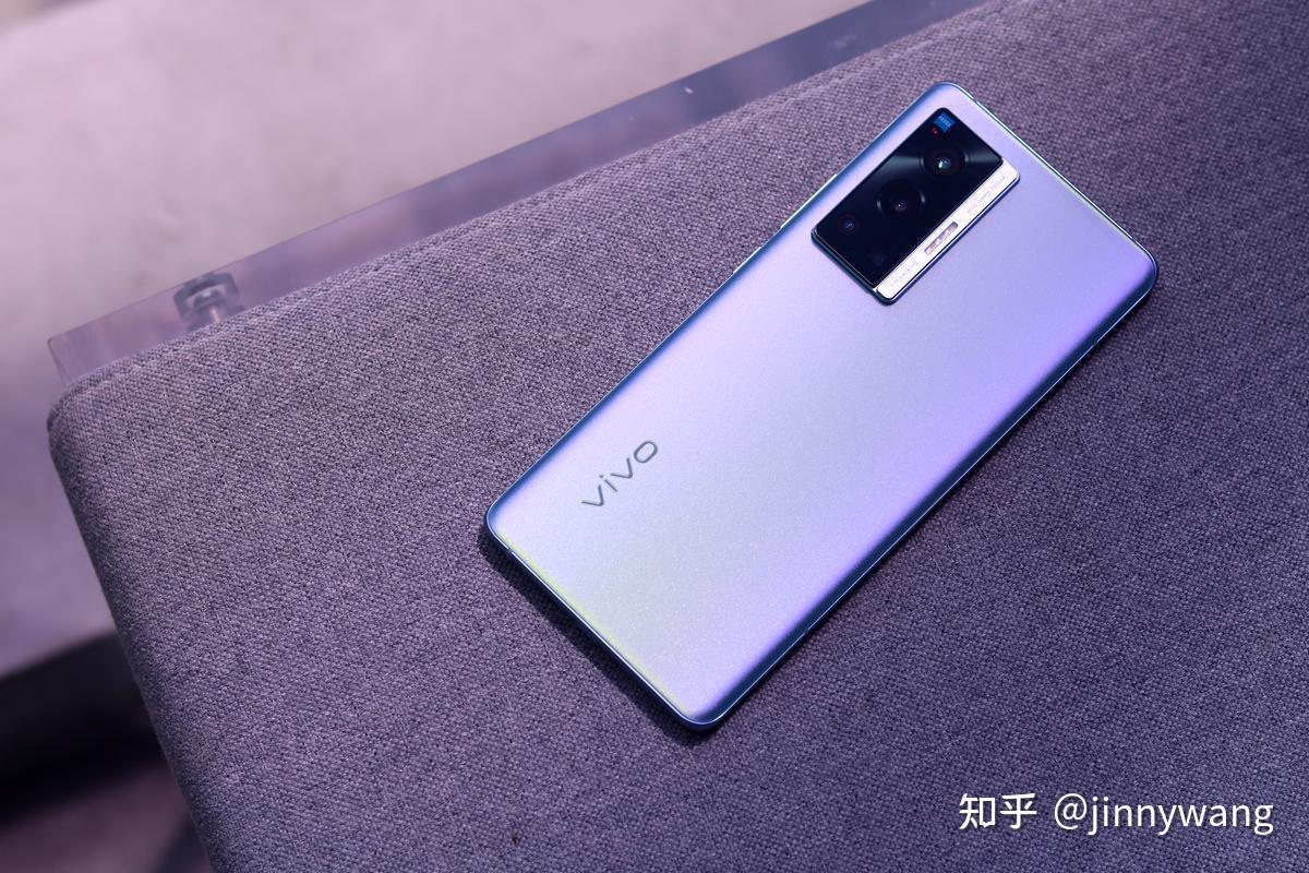 其实我一直拿着的就是vivo x70 pro,是星云配色版本,其确实能根据光线