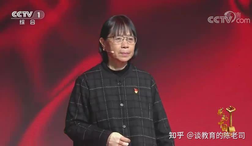 昨日,张桂梅获得感动中国2020年度人物,她的颁奖词是"烂漫的山花中