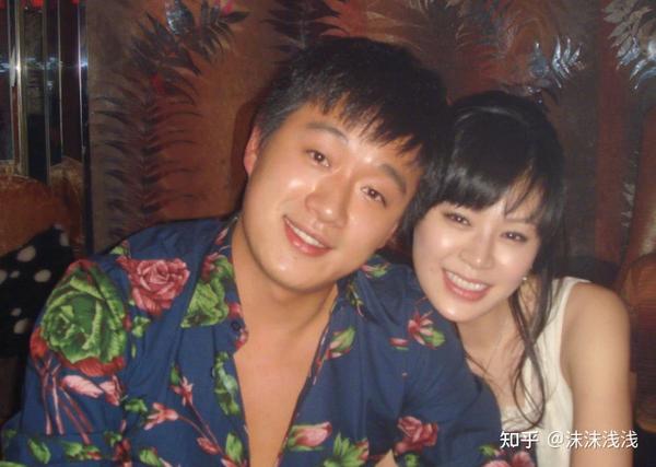 佟大为一家五口全家福,小儿子帅气出镜,明显重男轻女?