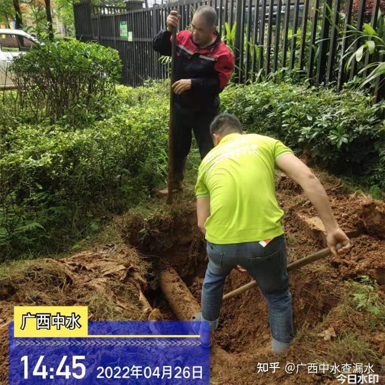 南宁街道路边水管暴漏抢修现场实例