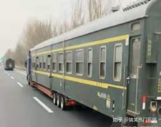 男子开车途中,意外发现一列火车在高速路上,走近一看哭笑不得