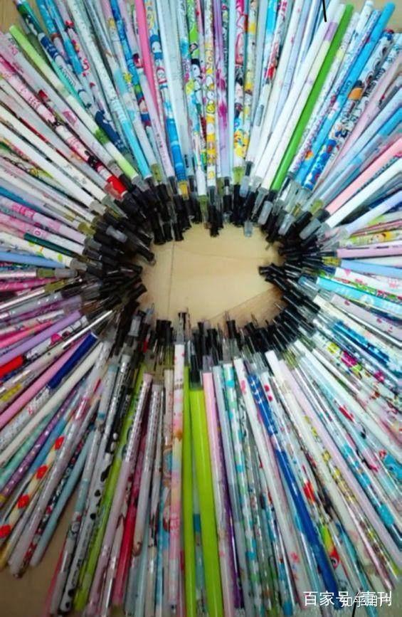 有一个女生在微博上晒出了高中三年用过的所有替换笔芯,她每一根都用