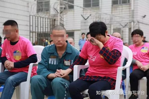 监狱囚禁了服刑人员,服刑人员则"囚禁"家属.