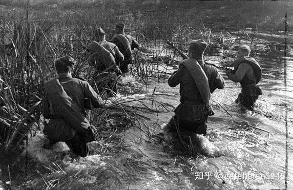 1943年9月,苏军的巡逻部队涉水蹚过沼泽地带,这种地形对于苏德双方的