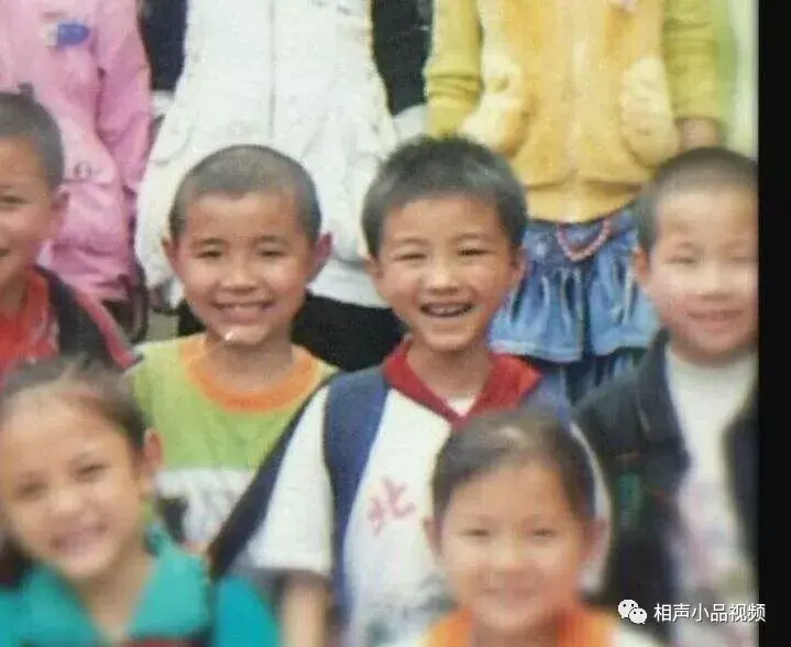 这张照片曝光了小学时候的王俊凯
