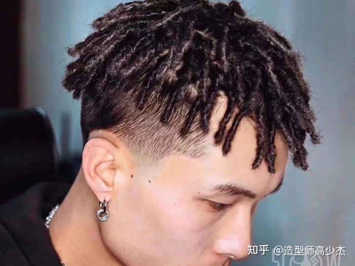 就是辫子型黑人烫了,这种黑人烫的特点就是打理好的样子看起来会像细